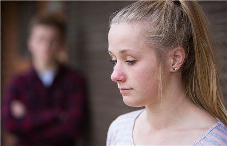 14歲女兒早戀我要怎么解決 14歲女兒早戀我要怎么解決