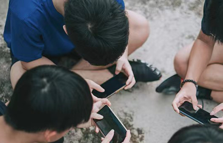 12歲的孩子沉迷手機怎么辦 12歲的孩子沉迷手機怎么辦