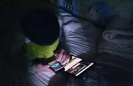 高一孩子沉迷手機怎么辦 高一孩子沉迷手機怎么辦