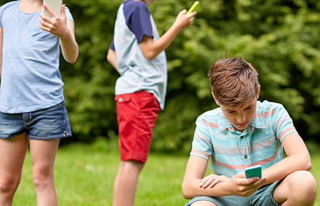 初一孩子一直沉迷于手機(jī)怎么辦 初一孩子一直沉迷于手機(jī)怎么辦