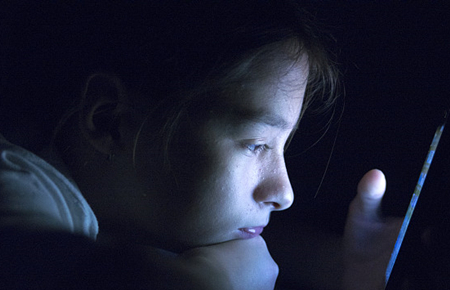 孩子沉迷游戲整夜不睡覺