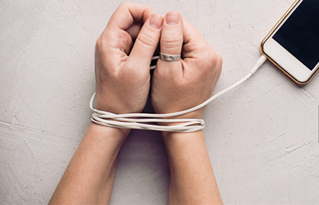 16歲的孩子迷戀手機怎么辦 16歲的孩子迷戀手機怎么辦