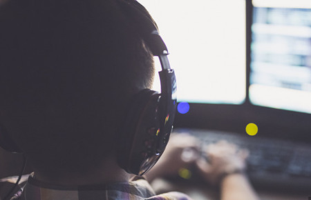 13歲的孩子沉迷手機(jī)怎樣處理 13歲的孩子沉迷手機(jī)怎樣處理