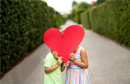 13歲女兒早戀做父母的怎么辦 13歲女兒早戀做父母的怎么辦