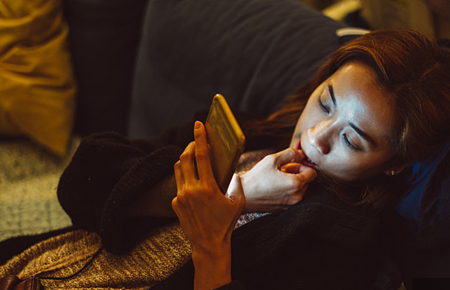 孩子沉迷游戲整夜不睡覺