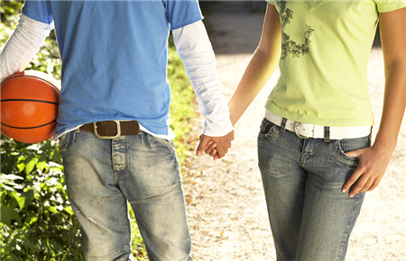 讀高中的女兒談戀愛了怎么辦 讀高中的女兒談戀愛了怎么辦