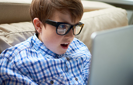 孩子抱著手機(jī)不出門(mén) 孩子抱著手機(jī)不出門(mén)