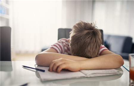 不按時寫作業的孩子