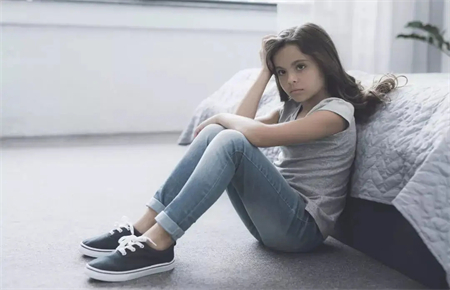 初中女孩脾氣暴躁易怒