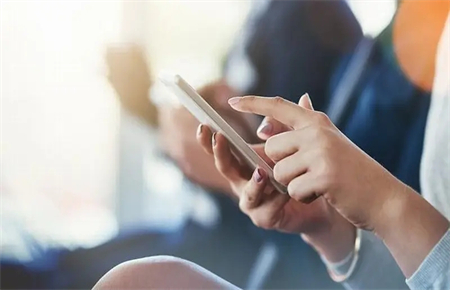 孩子上高二沉迷于手機咋辦 孩子上高二沉迷于手機咋辦