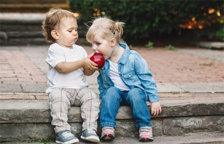 小孩自私自利怎么教育 小孩自私自利怎么教育
