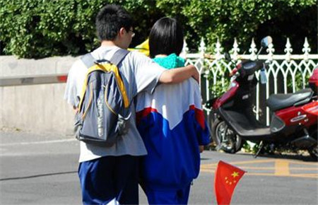 12歲學(xué)生早戀怎么辦 12歲學(xué)生早戀怎么辦