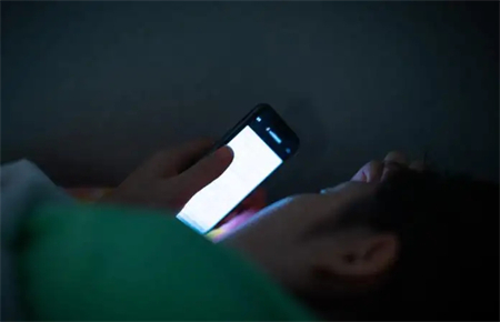 孩子玩手機不出門怎么辦 孩子玩手機不出門怎么辦