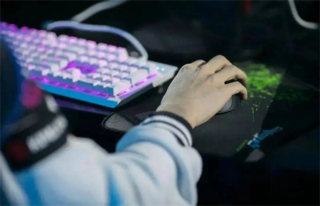 對于迷戀網(wǎng)絡(luò)的孩子應(yīng)如何應(yīng)對 對于迷戀網(wǎng)絡(luò)的孩子應(yīng)如何應(yīng)對