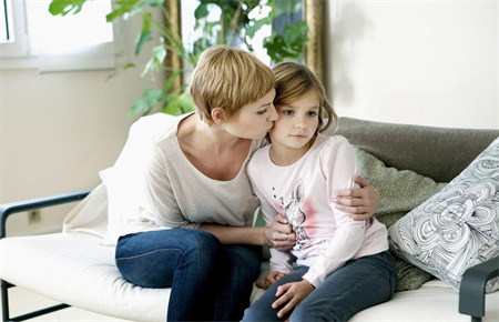 高一孩子早戀怎么教育 高一孩子早戀怎么教育