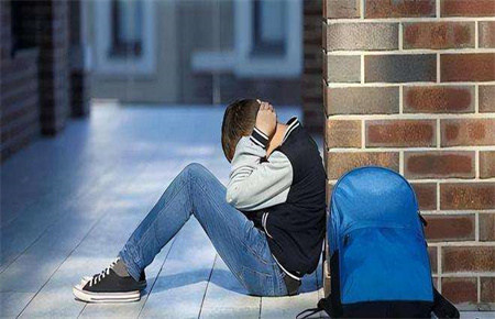 青少年性格孤僻的常見表現 青少年性格孤僻的常見表現