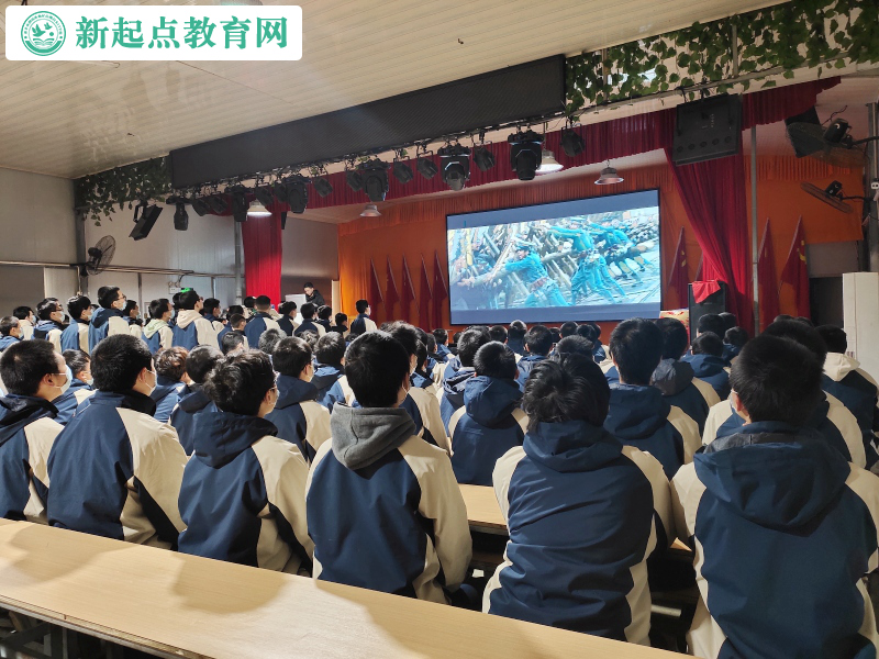新起點青少年特訓學校組織學生觀看建軍大業 新起點青少年特訓學校組織學生觀看建軍大業