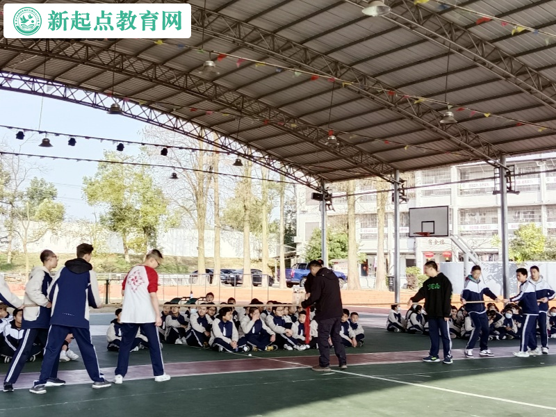 新起點孩子叛逆學校組織一場振奮人心的拔河比賽 新起點孩子叛逆學校組織一場振奮人心的拔河比賽